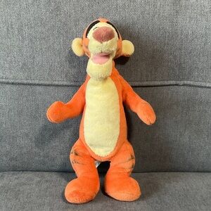 Disney Store Winnie the Pooh Tigger Plush 9"